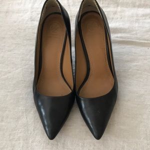 Black Tory Burch pumps.